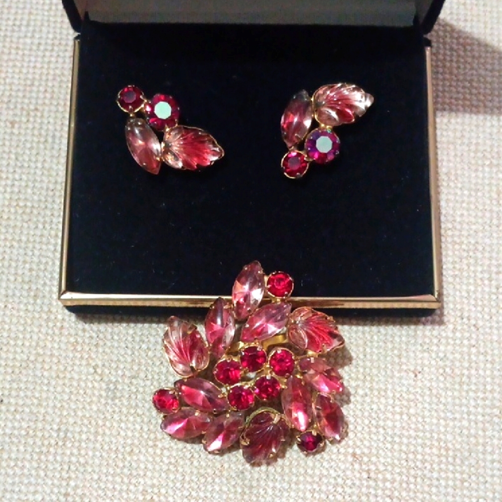 Vintage Gorgeous Pink & Burgundy on Gold Brooch & Post Earring Set